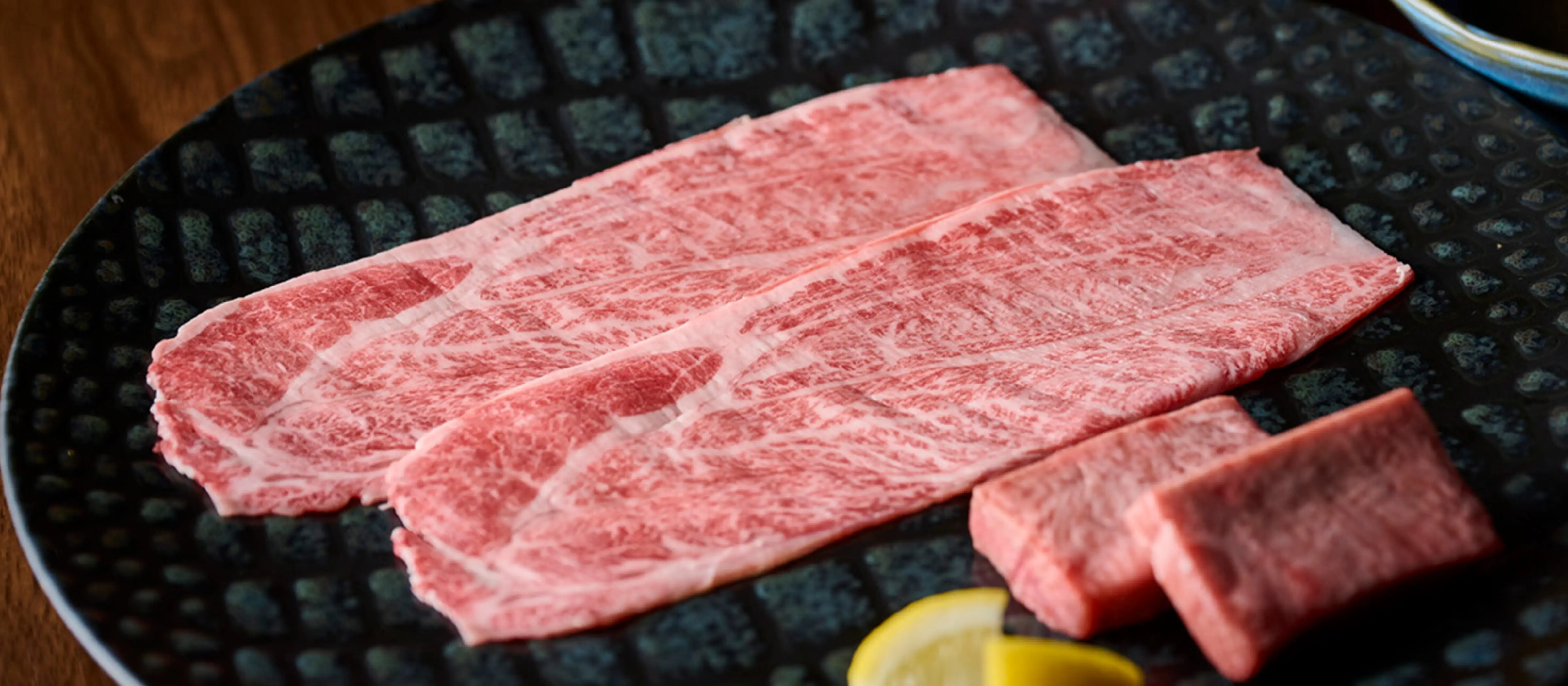 溶岩焼肉 厚切り極上黒芯タン／サーロイン炙り焼き